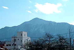 写真：当院より眺めた武甲山